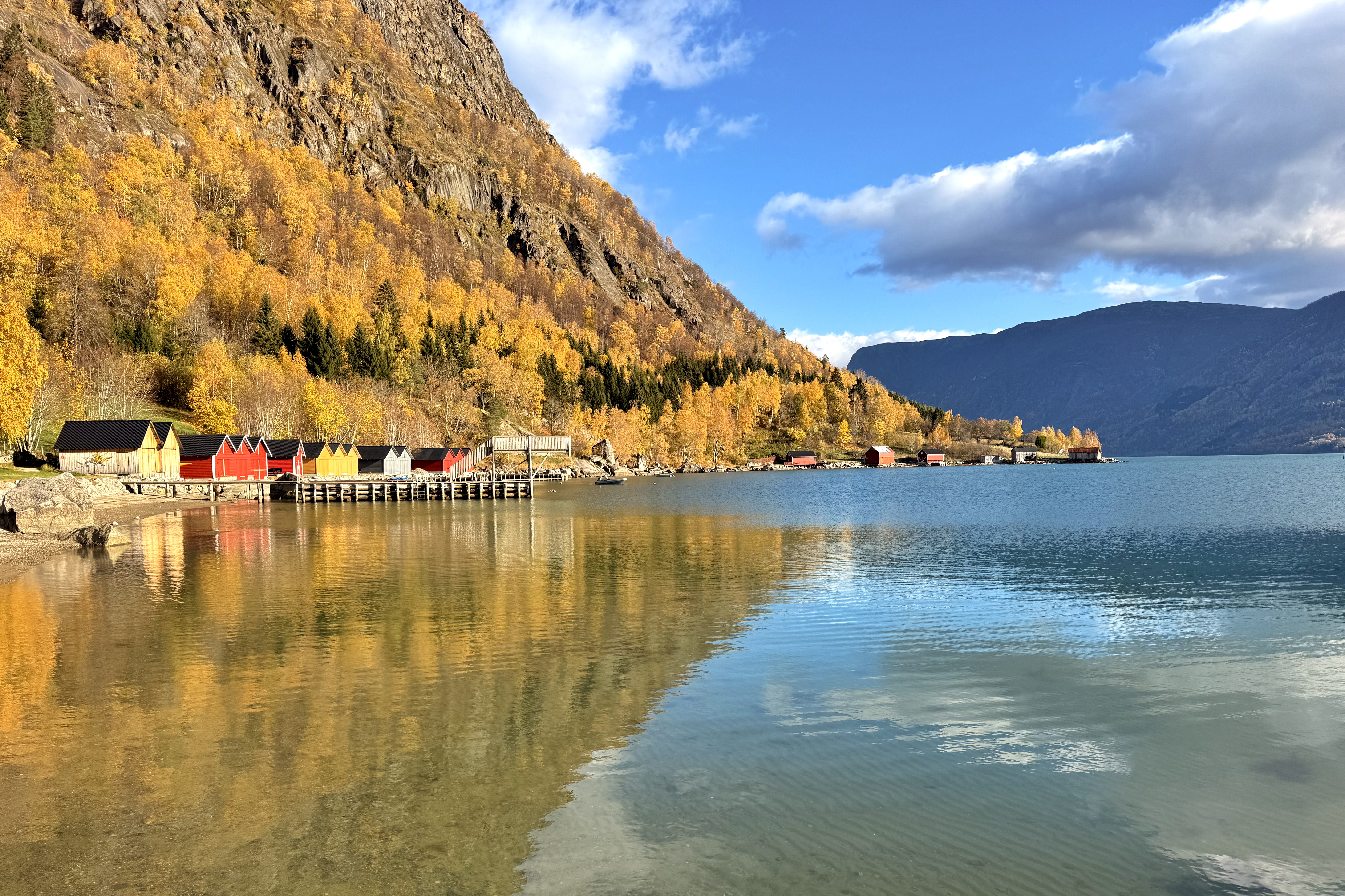 Fjord bordé d'arbres aux couleurs d'automne